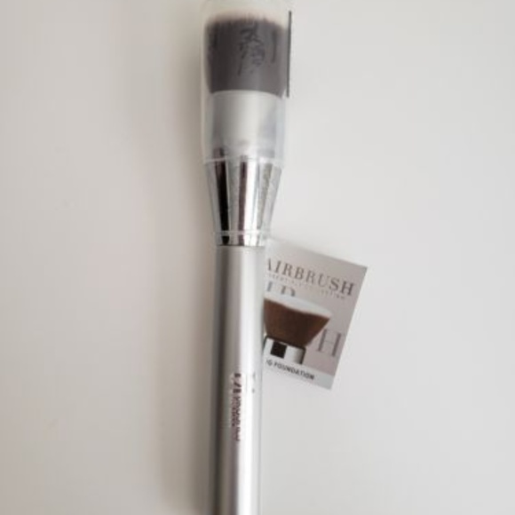 IT COSMETICS Airbrush Flat Foundation Brush #110 - Picture 1 of 3